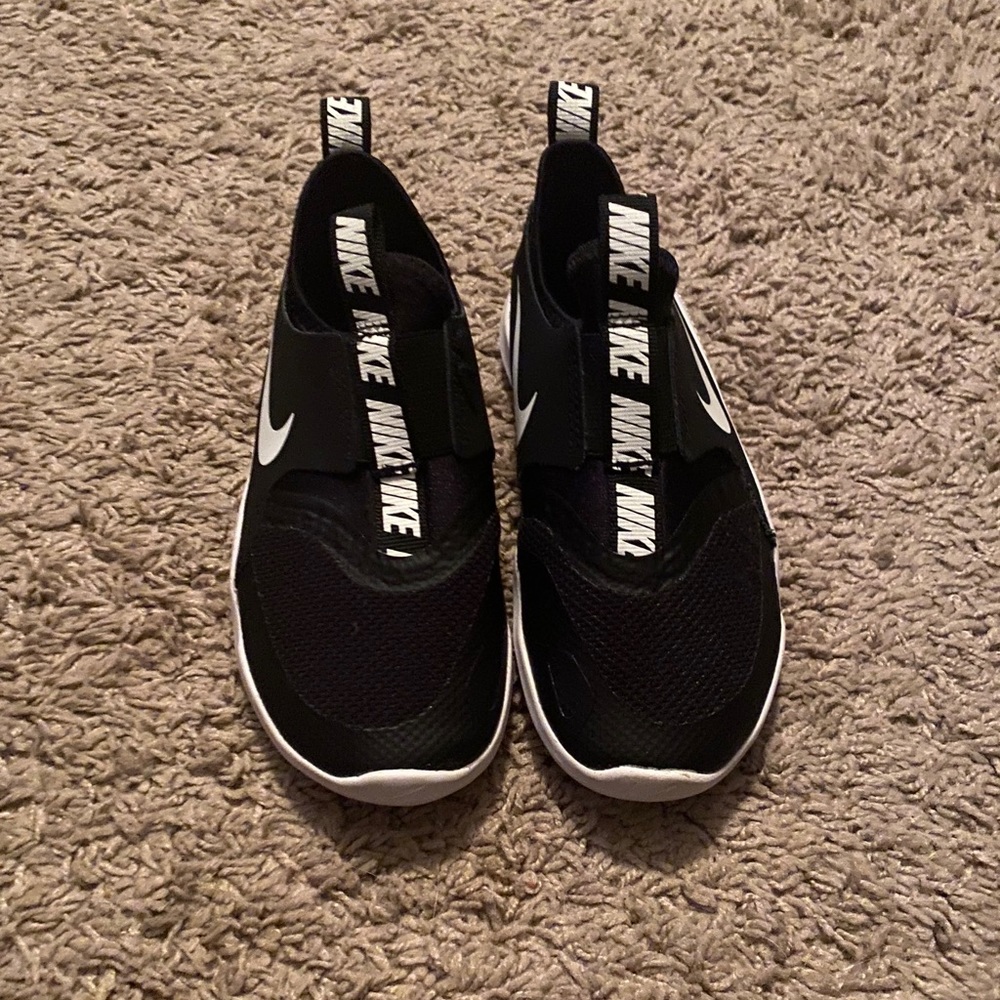 little boys black slip on nike shoes